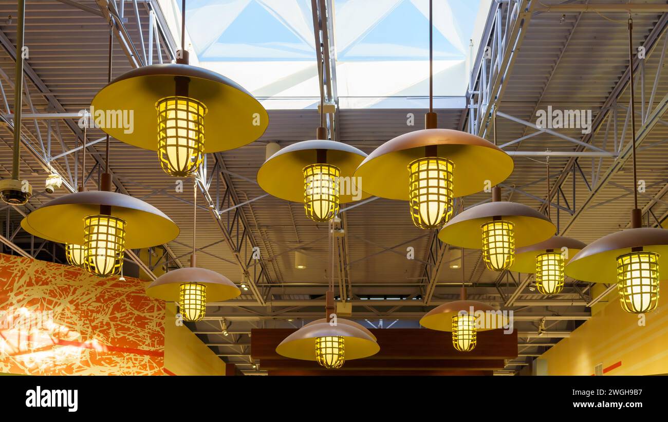 Dekoration elektrische Lampen durch ein Oberlicht in der Decke des Geschäftsgebäudes namens Vaughan Mills. Stockfoto