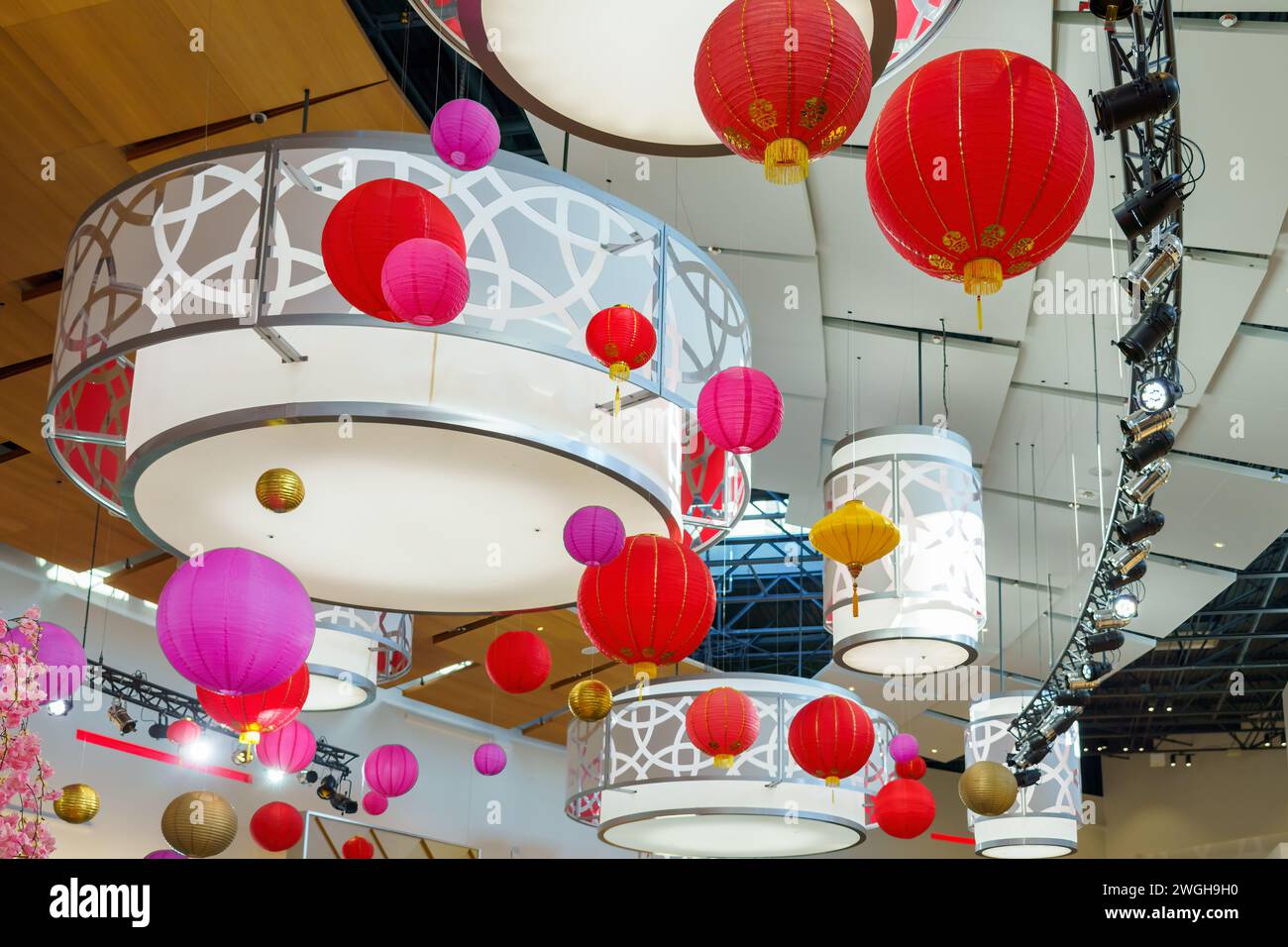 Dekorationen im chinesischen Stil zur Feier des Drachenjahres. Die Ornamente hängen von der Decke im Einkaufszentrum Vaughan Mills. Stockfoto