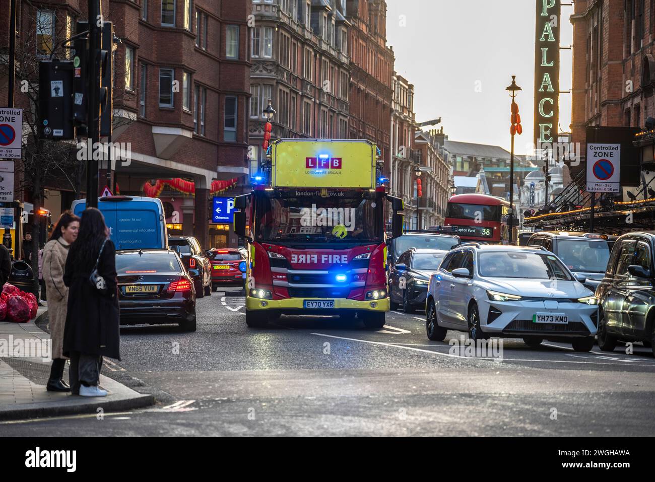London Fire Brigade auf Abruf mit Lichtern in der Shaftesbury Avenue, London, England, Großbritannien Stockfoto