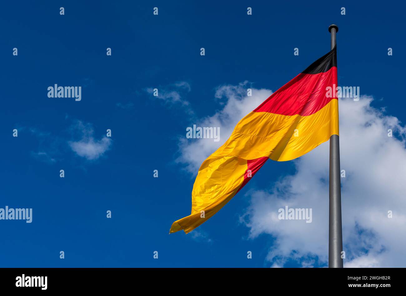Flagge der Demokratischen Republik Deutschland gegen den Sommerhimmel Stockfoto