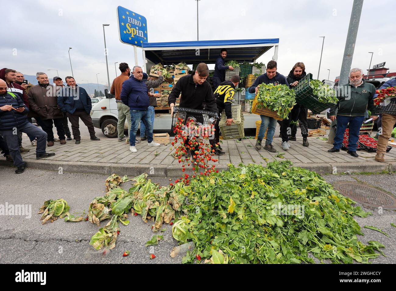 Die Landwirte werfen ihre Erzeugnisse, Obst und Gemüse während der Demonstration aus Protest gegen die von der EU genehmigten "Grünen Deal"-Initiativen weg Stockfoto