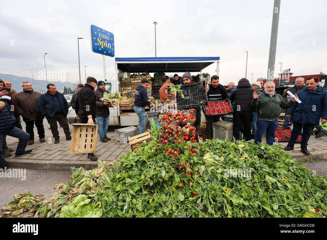 Die Landwirte werfen ihre Erzeugnisse, Obst und Gemüse während der Demonstration aus Protest gegen die von der EU genehmigten "Grünen Deal"-Initiativen weg Stockfoto