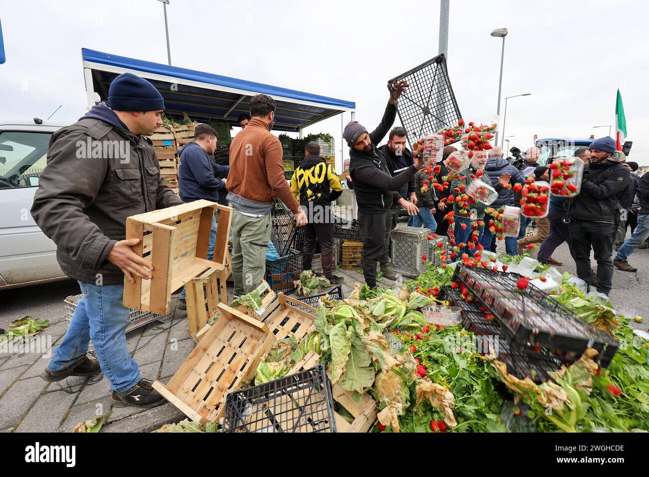 Die Landwirte werfen ihre Erzeugnisse, Obst und Gemüse während der Demonstration aus Protest gegen die von der EU genehmigten "Grünen Deal"-Initiativen weg Stockfoto