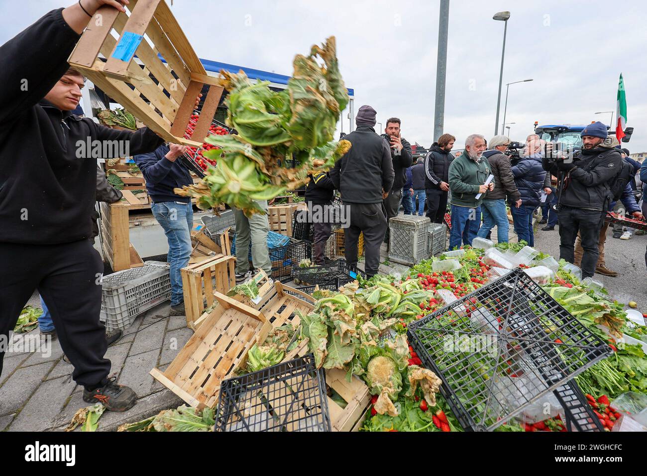 Die Landwirte werfen ihre Erzeugnisse, Obst und Gemüse während der Demonstration aus Protest gegen die von der EU genehmigten "Grünen Deal"-Initiativen weg Stockfoto