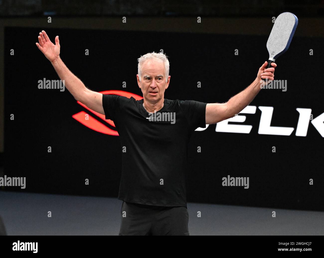 Hollywood FL, USA. Februar 2024. John McEnroe spielt während des Pickleball Slam 2 im Hard Rock Live, das am 4. Februar 2024 im Seminole Hard Rock Hotel & Casino in Hollywood, Florida stattfindet. Quelle: Mpi04/Media Punch/Alamy Live News Stockfoto