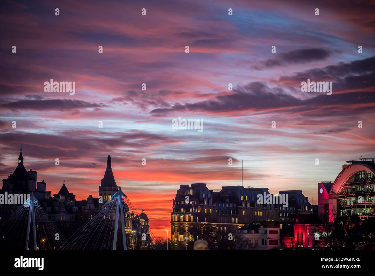 Skyline von London von der Watrloo Bridge mit rosa und violettem Himmel, London, England, Großbritannien Stockfoto