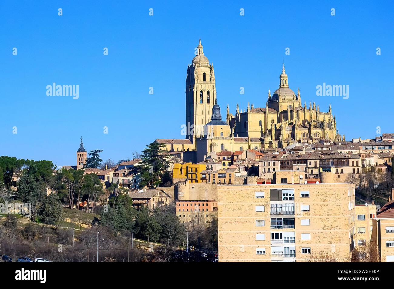 Kirchturm und Stadtbild in Segovia, Spanien Stockfoto