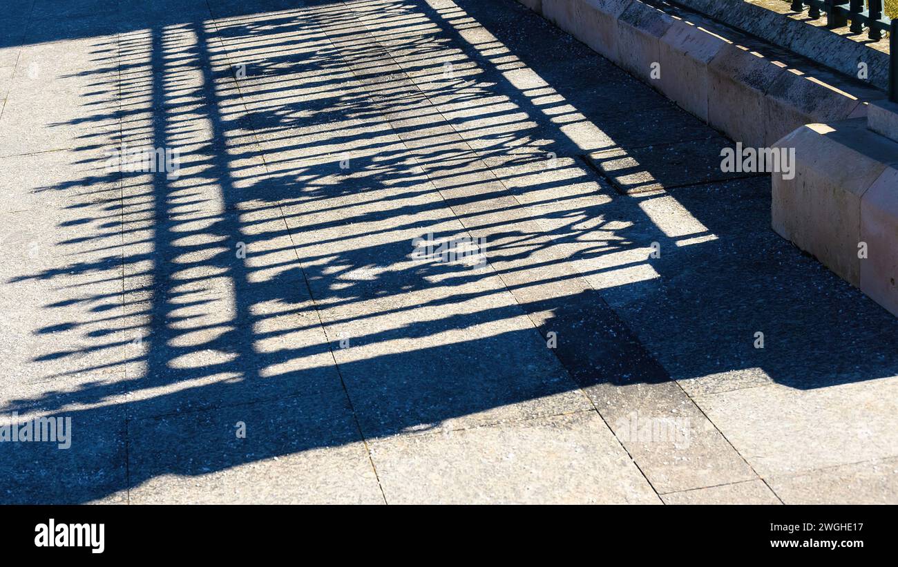 Licht und Schatten von einem Zaun, segovia, spanien Stockfoto