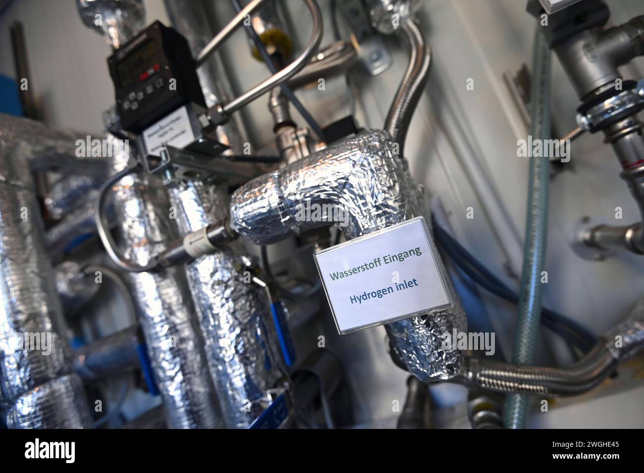 Isolierte Rohrleitungen für Wasserstoff,Wasserstoff,H2. Bayerns Wirtschafts- und Energieminister Hubert Aiwanger uebergibt der Technischen Universitaet München TUM einen Foerderbescheid für das Projekt KomMeth. Das Projekt befasst sich mit der Umwandlung von Strom aus erneuerbaren Energien in Methan unter realen Bedingungen. *** Isolierte Pipelines für Wasserstoff,Wasserstoff,H2 Bavarias Wirtschafts- und Energieminister Hubert Aiwanger präsentiert der Technischen Universität München TUM einen Finanzierungsbeschluss für das KomMeth-Projekt das Projekt befasst sich mit der Umwandlung von Strom aus Erneuerungs Stockfoto