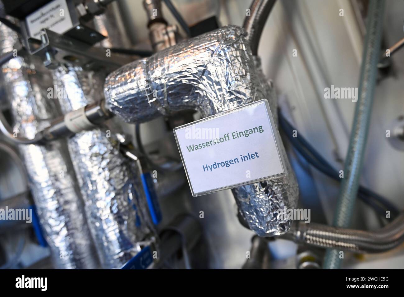 Isolierte Rohrleitungen für Wasserstoff,Wasserstoff,H2. Bayerns Wirtschafts- und Energieminister Hubert Aiwanger uebergibt der Technischen Universitaet München TUM einen Foerderbescheid für das Projekt KomMeth. Das Projekt befasst sich mit der Umwandlung von Strom aus erneuerbaren Energien in Methan unter realen Bedingungen. *** Isolierte Pipelines für Wasserstoff,Wasserstoff,H2 Bavarias Wirtschafts- und Energieminister Hubert Aiwanger präsentiert der Technischen Universität München TUM einen Finanzierungsbeschluss für das KomMeth-Projekt das Projekt befasst sich mit der Umwandlung von Strom aus Erneuerungs Stockfoto