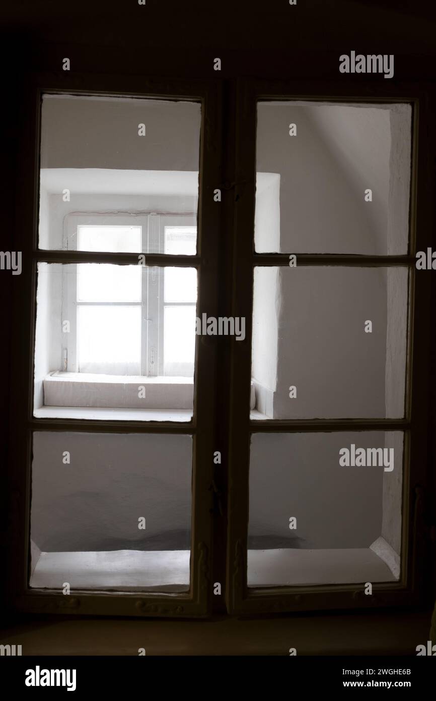Alte Fenster in einem alten Haus. Stockfoto