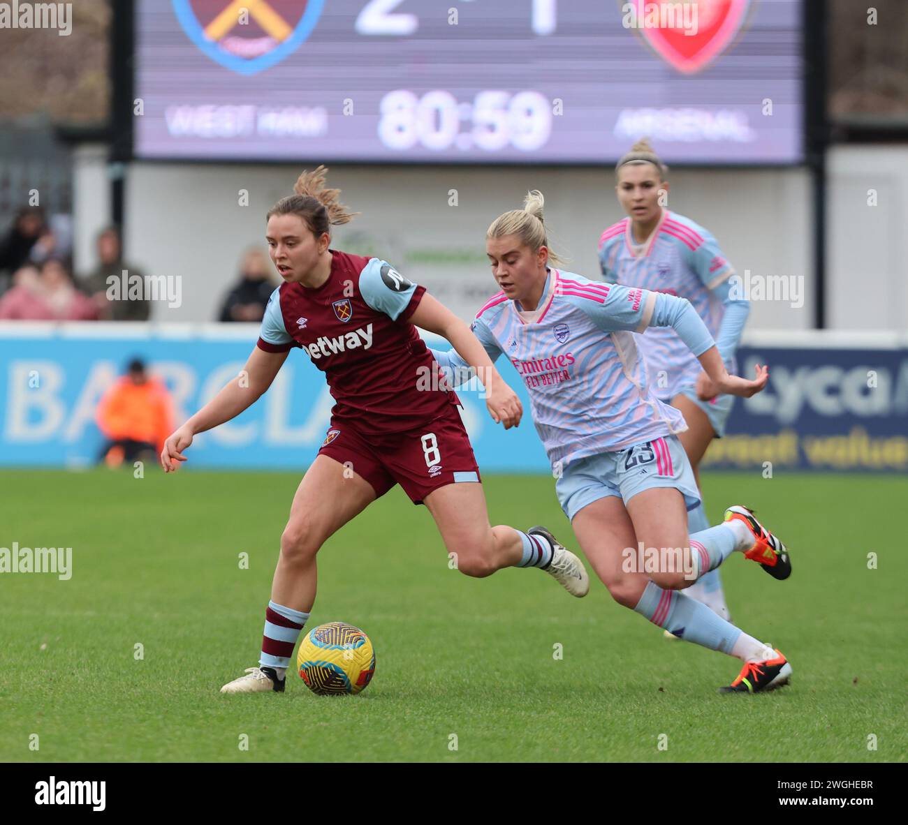 DAGENHAM, ENGLAND – 4. FEBRUAR: Emma Snerle von West Ham United WFC hält bei Barclays FA Women's Super gegen Alessia Russo von Arsenal Women Stockfoto