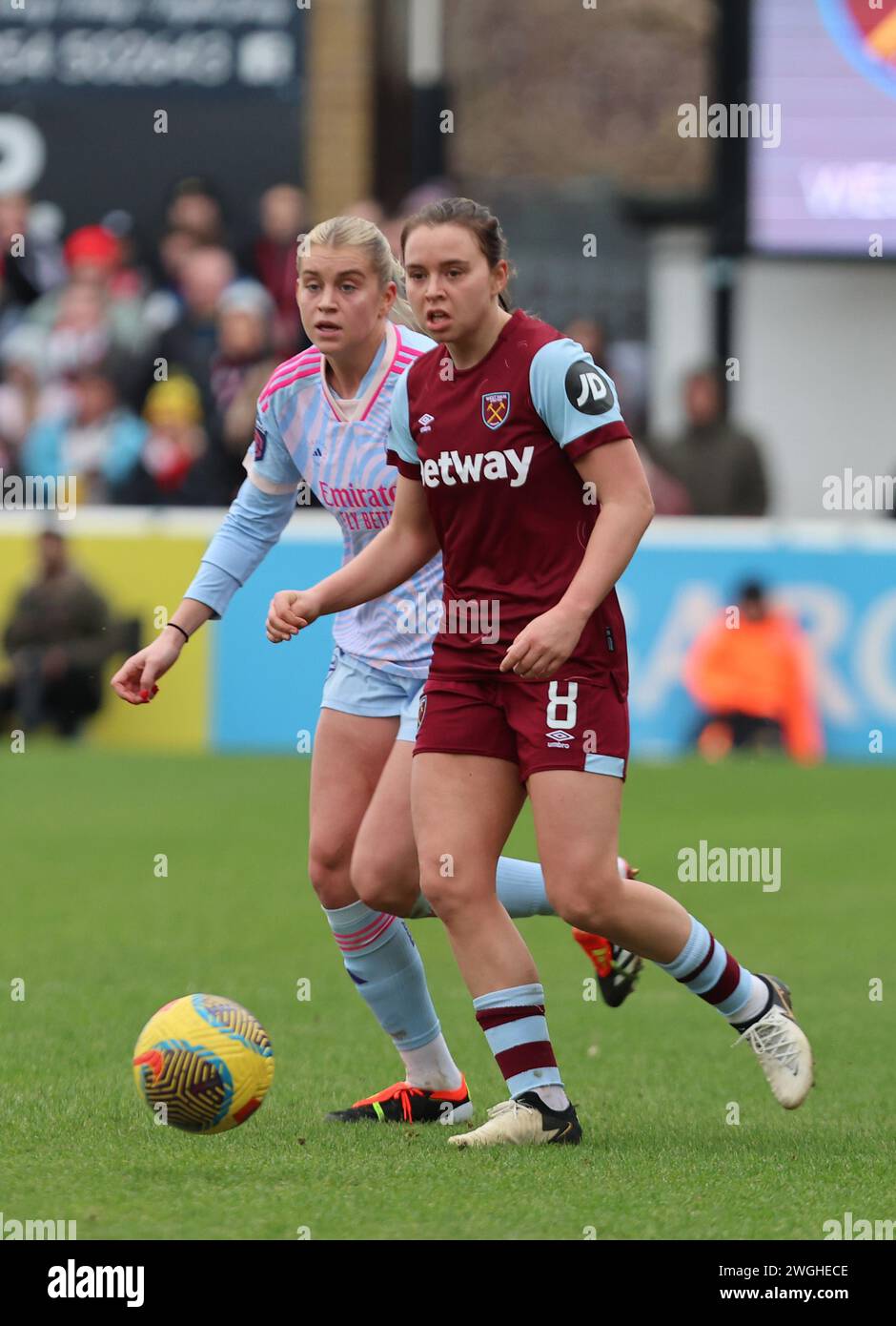 DAGENHAM, ENGLAND – 4. FEBRUAR: Emma Snerle von West Ham United WFC hält bei Barclays FA Women's Super gegen Alessia Russo von Arsenal Women Stockfoto