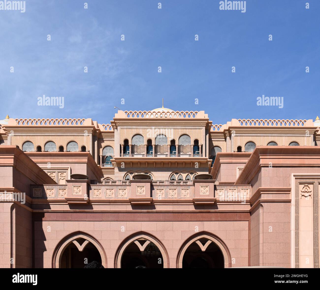 Vorderansicht des Emirates Palace, Abu Dhabi (VAE) Stockfoto