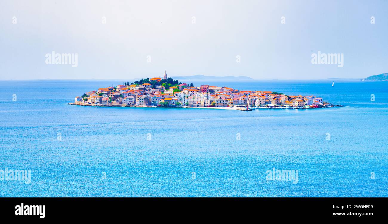 Insel im Meer mit einer kleinen Stadt Stockfoto
