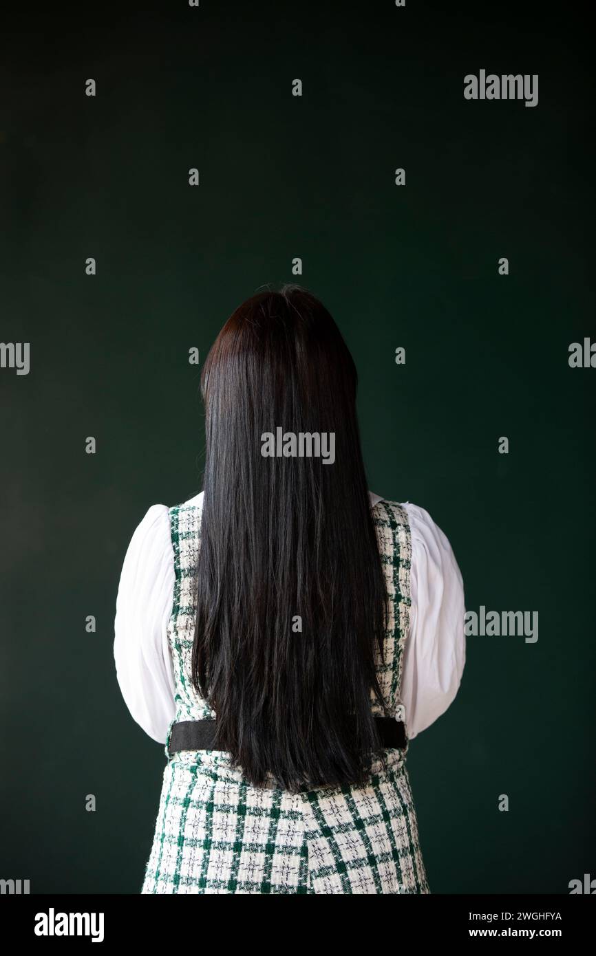 Junge Frau mit langen schwarzen Haaren Stockfoto