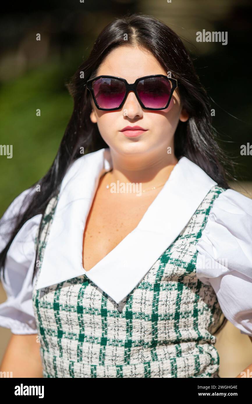 Schöne junge Frau mit Sonnenbrille im freien Stockfoto