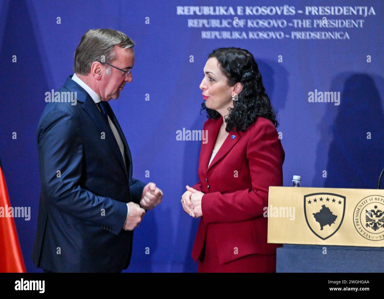 Pristina, Kosovo. Februar 2024. Bundesverteidigungsminister Boris Pistorius (SPD, l) und Präsident der Republik Kosovo Vjosa Osmani sprechen nach einer gemeinsamen Pressekonferenz. Verteidigungsminister Pistorius führt während seiner mehrtägigen Reise auf den Balkan Gespräche mit Regierungsvertretern und deutschen Soldaten der NATO-Schutztruppe KFOR in Pristina. Quelle: Soeren Stache/dpa/Alamy Live News Stockfoto