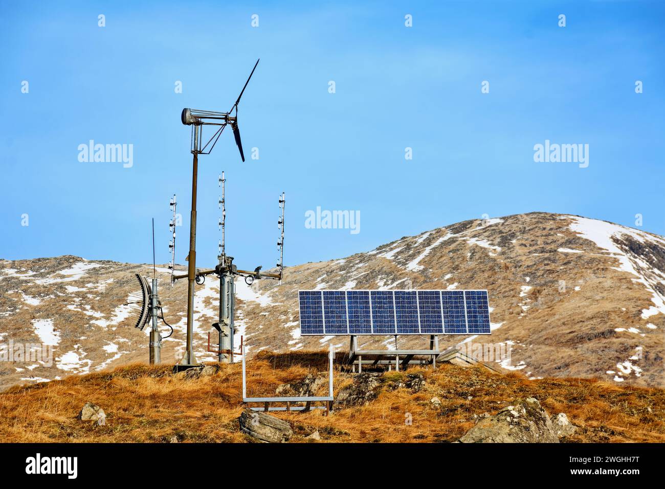 Wetterstation mit Solarpaneelen und schneebedeckten Hügeln an der Westküste Schottlands Stockfoto