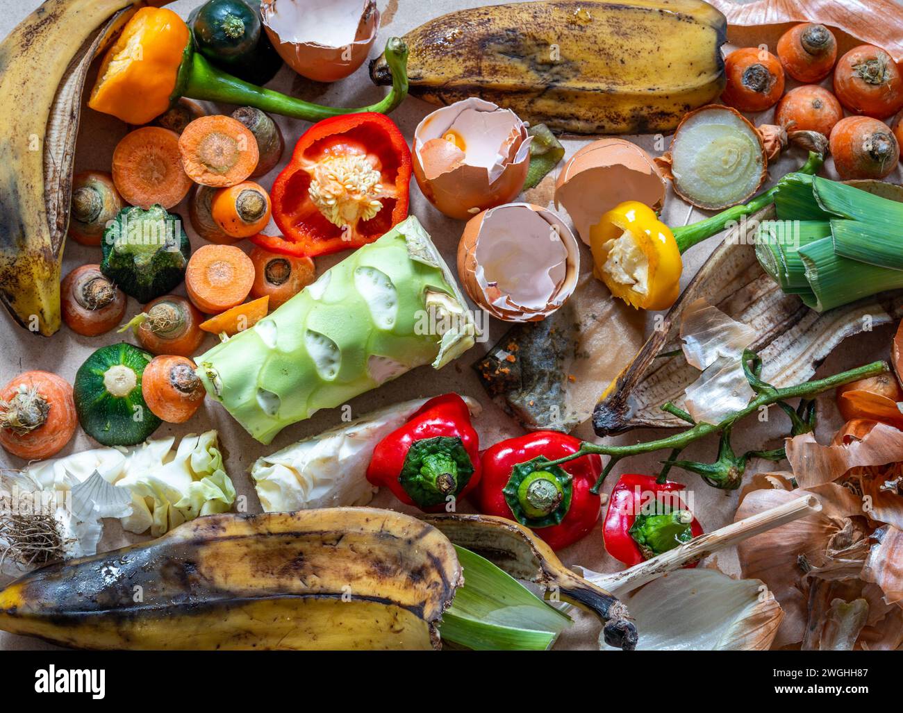 Haufen organischer Abfälle und Küchenabfälle für die Kompostierung, Lebensstil ohne Abfall, flache Lagenansicht Stockfoto