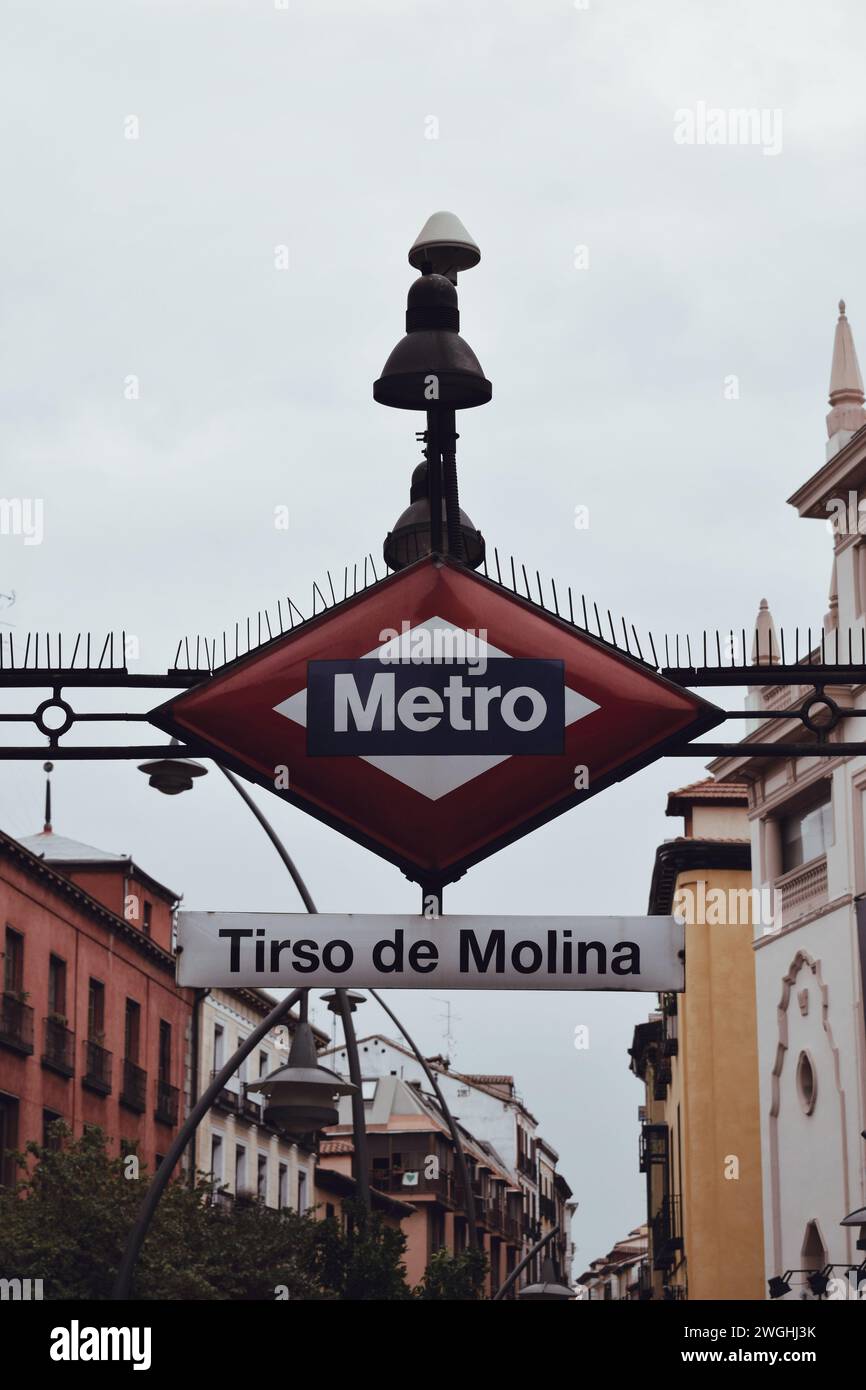 Typisches Zugangsschild zur U-Bahn-Station Madrid in Spanien am 21. September 2021 Stockfoto