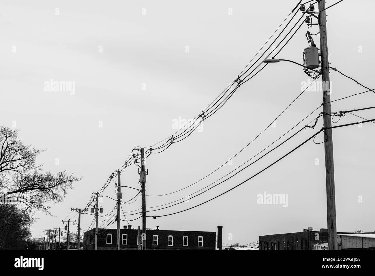 Manchester, New Hampshire, USA – Strommasten mit Stromleitungen Stockfoto