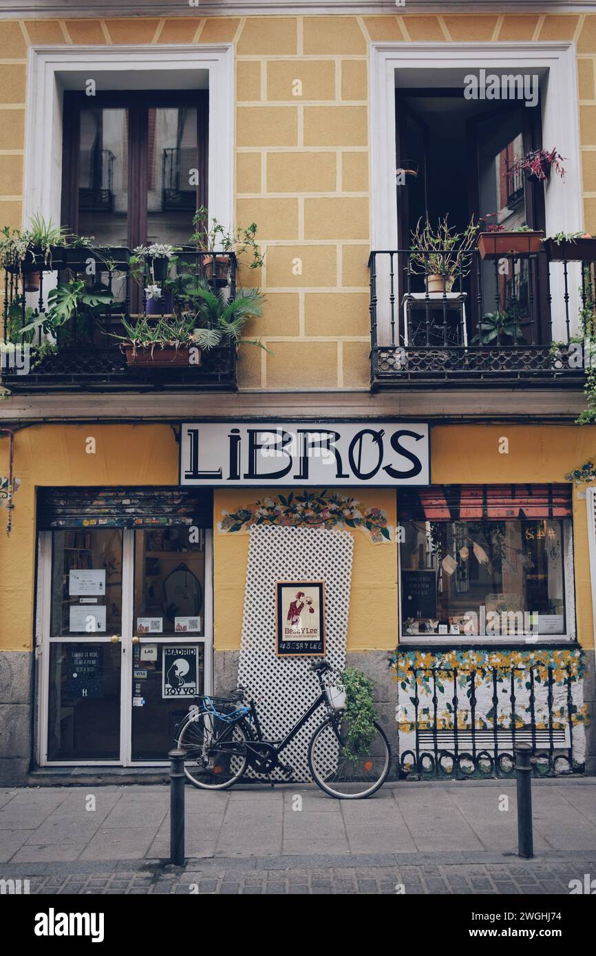 Kleiner Buchladen im Stadtteil Malasaña von Madrid in Spanien am 21. September 2021 Stockfoto