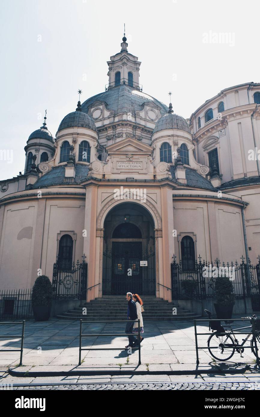 Kuppeln einer Kirche im Zentrum von Turin in Italien am 7. Mai 2022 Stockfoto