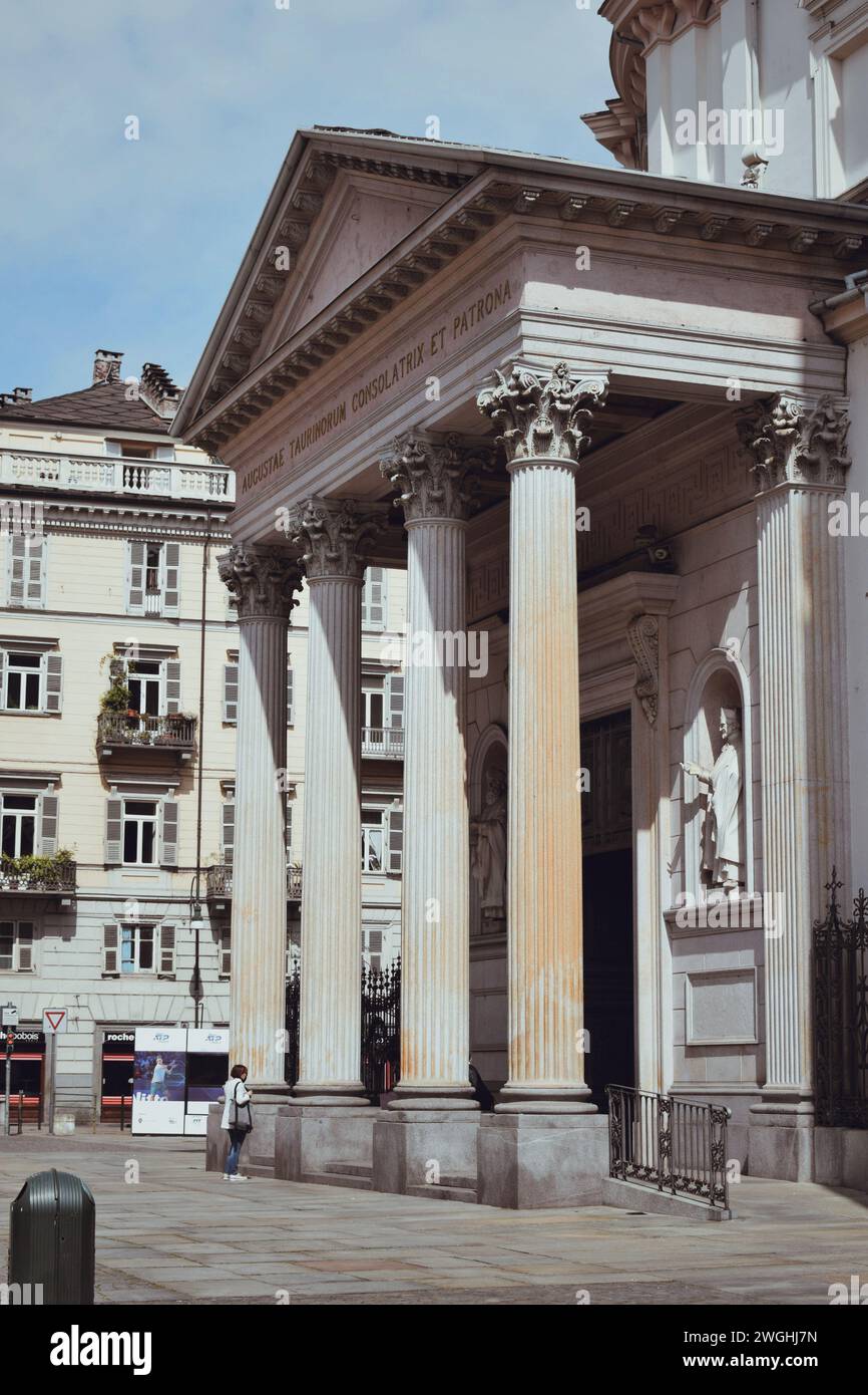 Römische Säulen in einer Kirche in Turin in Italien. Am 8. Mai 2022 Stockfoto