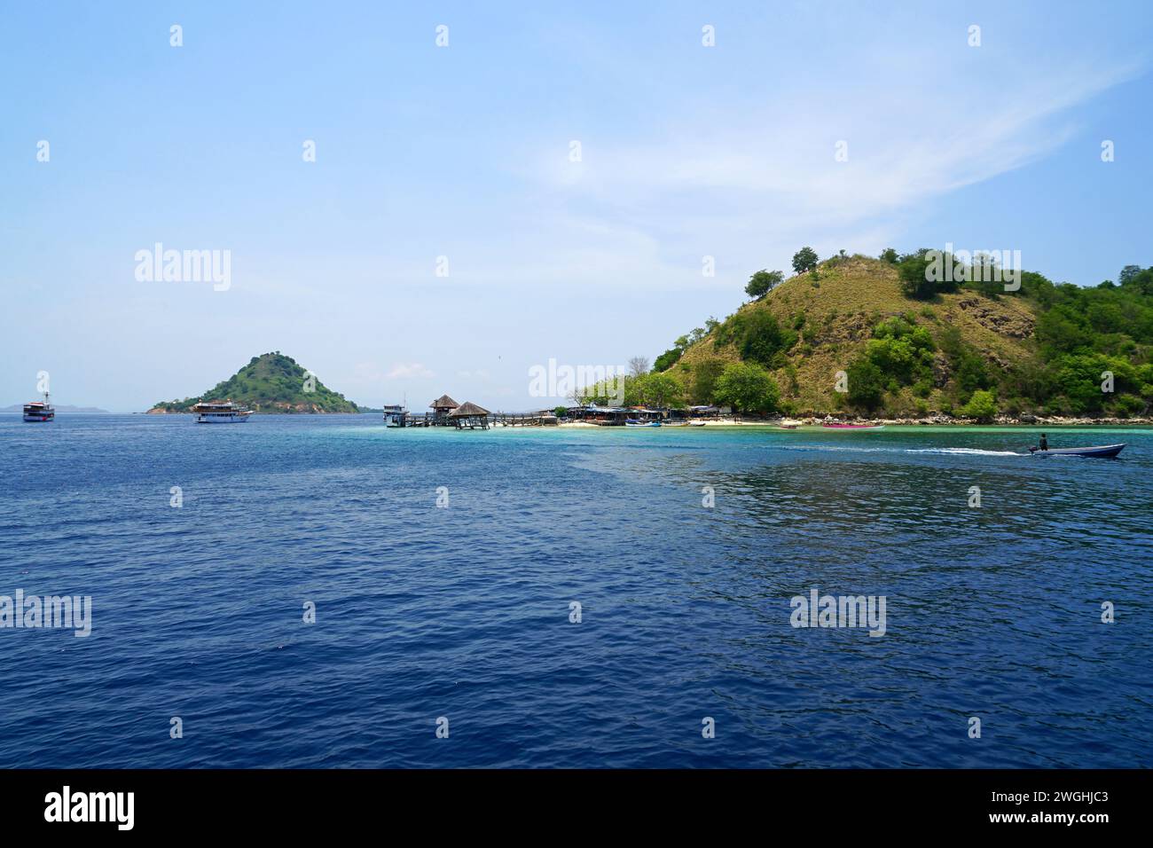 Kapal Pinisi Schiff auf Kelor Island, Labuan Bajo, Komodo Nationalpark, Flores, East Nusatenggara, Indonesien Stockfoto