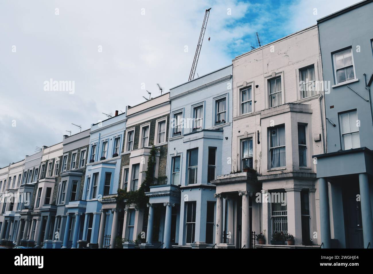 Lineare Farbhäuser im Stadtteil Notting Hill in London, England am 25. Oktober 2017 Stockfoto