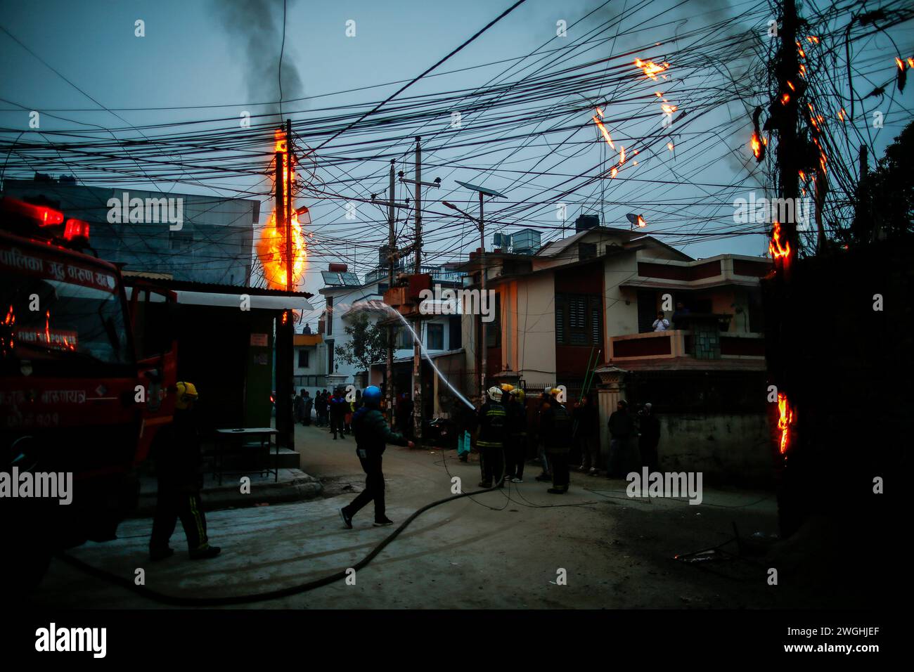 Kathmandu, Nepal. Februar 2024. Feuerwehrmänner feuern ein Feuer, das in den frühen Morgenstunden in Kathmandu durch Kurzschlüsse auf nicht verwalteten Stromleitungen gefangen wurde. Quelle: SOPA Images Limited/Alamy Live News Stockfoto