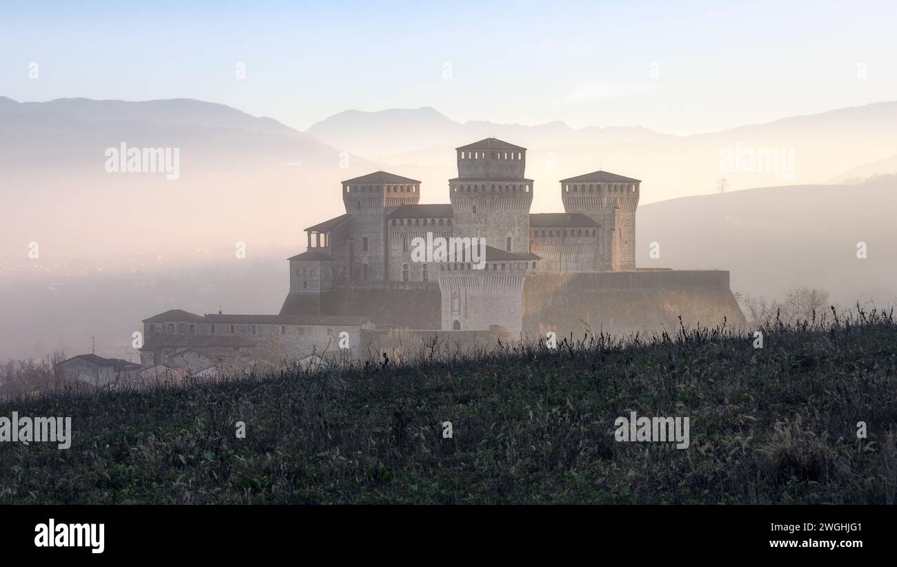 „Goldene Reflexionen: Das Schloss leuchtet bei Sonnenuntergang“ Stockfoto