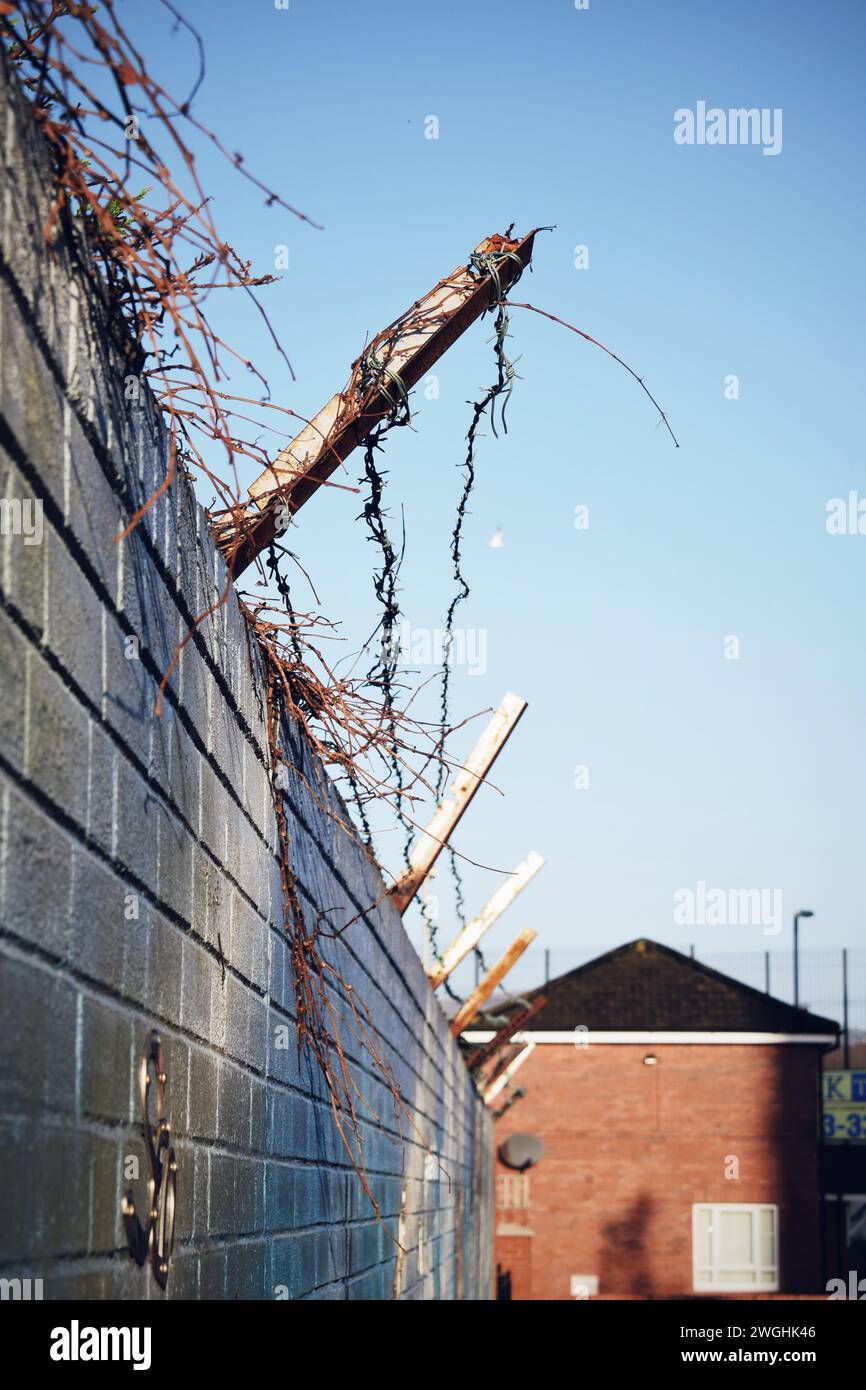 Die Mauer, die die Stadt Belfast in Nordirland am 19. November 2019 trennt Stockfoto