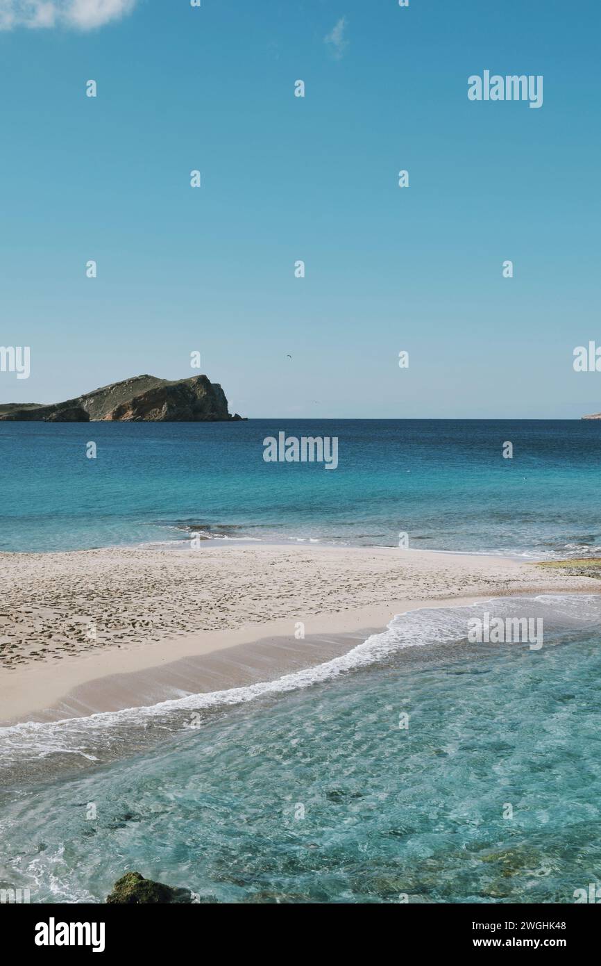 Kristallklares Wasser in Cala Comte auf Ibiza, Spanien, am 11. Februar 2023 Stockfoto