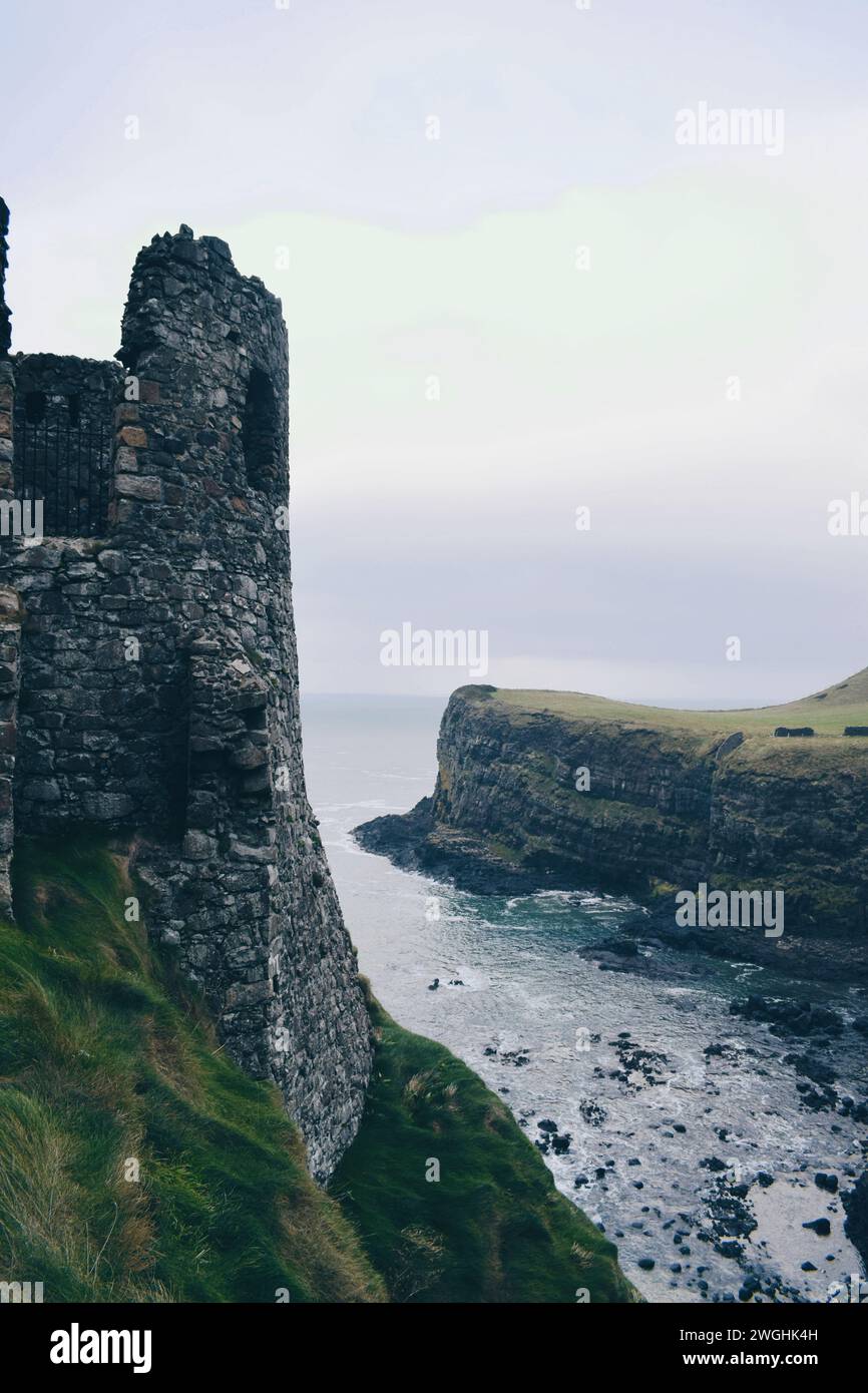 Dunluce Castle mit den Klippen im Hintergrund in Nordirland am 20. November 2019 Stockfoto