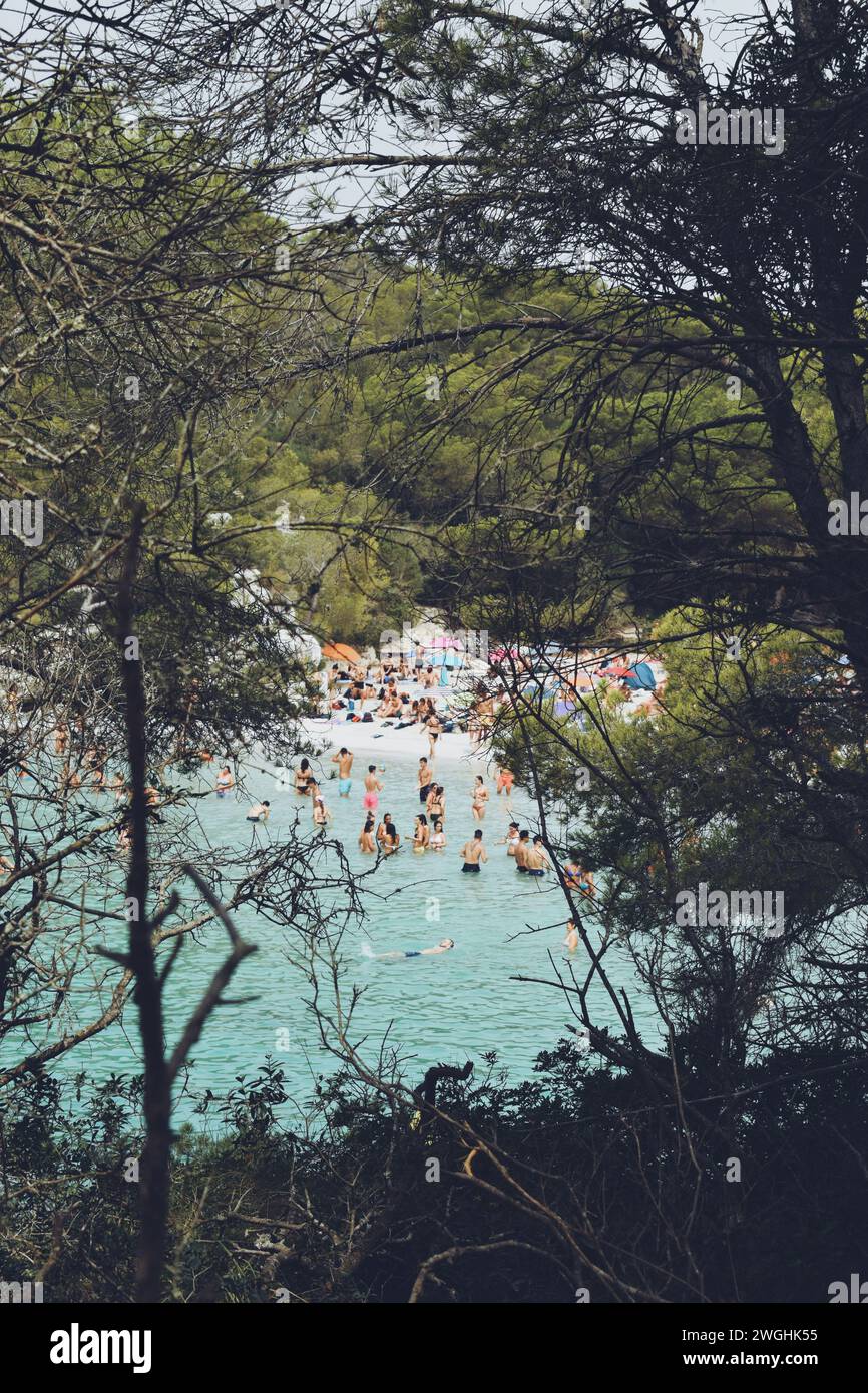 Cala Turqueta war am 8. August 2021 auf der spanischen Insel Menorca mit Touristen überfüllt Stockfoto