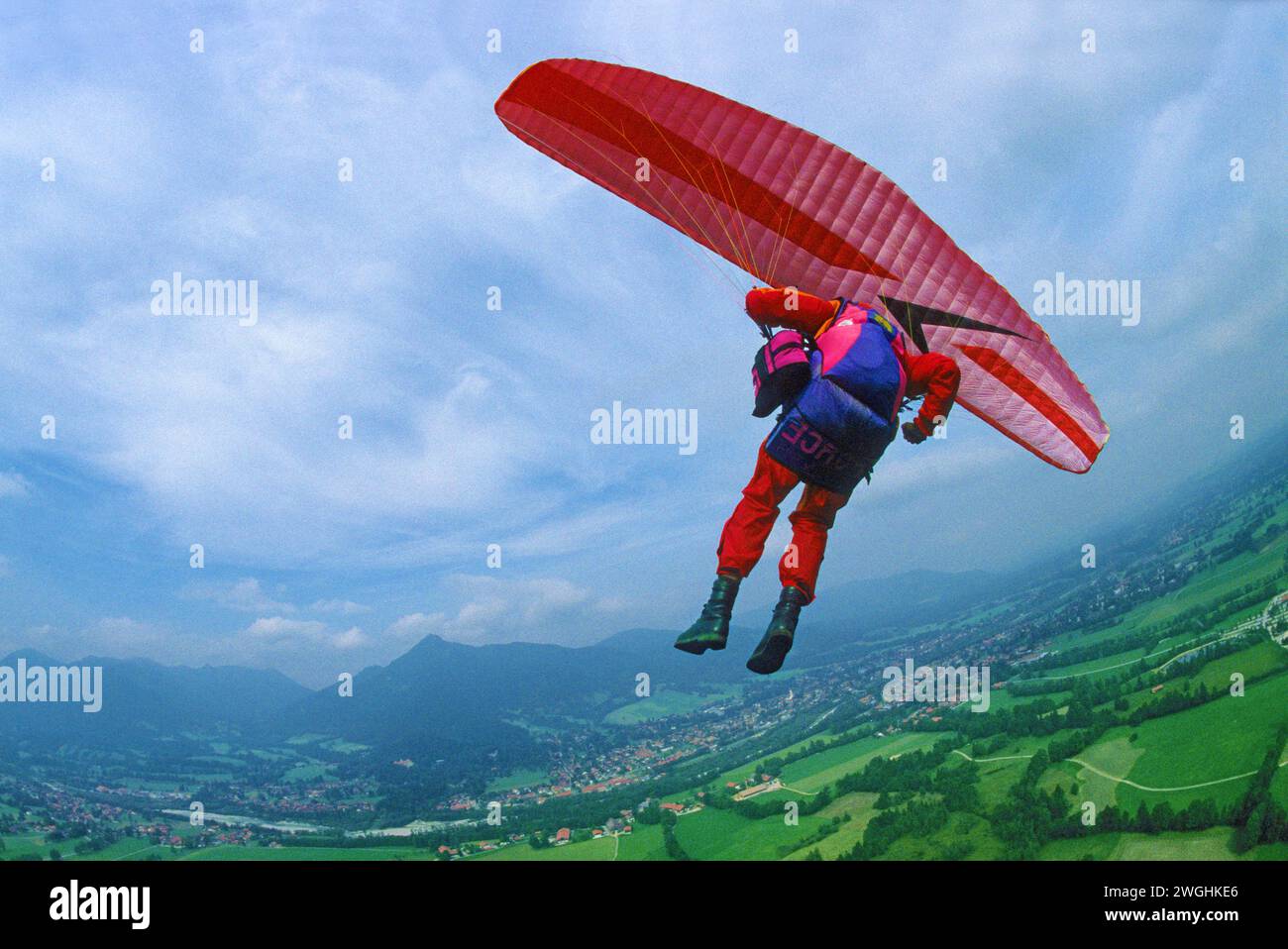 Gleitschirmflieger in einer Kurve über Lenggries, Bayern, Deutschland Stockfoto