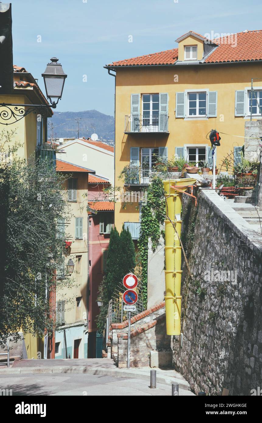Kleine Ecke mit alten und bunten Häusern in Nizza in Frankreich, am 17. April 2019 Stockfoto