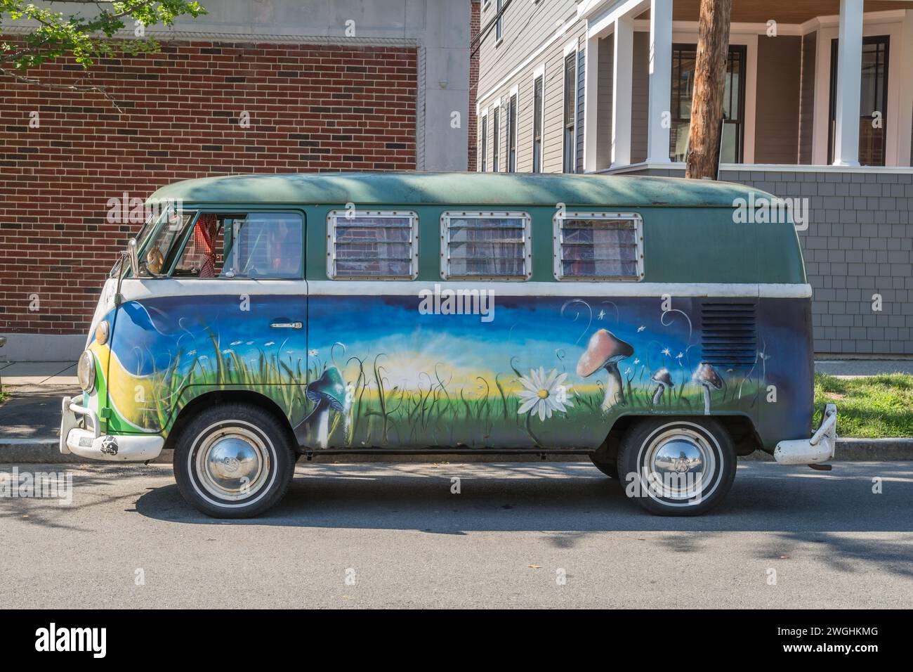 Andover, MA, USA-26. Juni 2022: Klassischer VW-Mikrobus oder Van, auch als Kombi auf der Antiquitätenmesse bekannt. Stockfoto