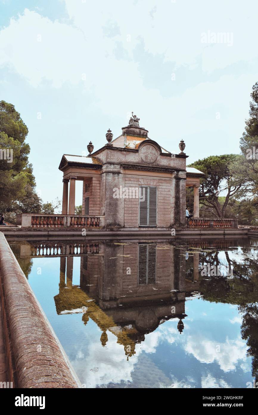 Denkmal mit einem kleinen See im Horta Labyrinth Park in Barcelona in Katalonien, Spanien, am 6. Oktober 2023 Stockfoto