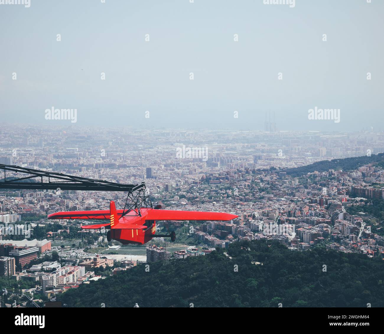 Panoramablick auf Barcelona vom Vergnügungspark Tibidabo in Katalonien, Spanien, am 19. September 2023 Stockfoto