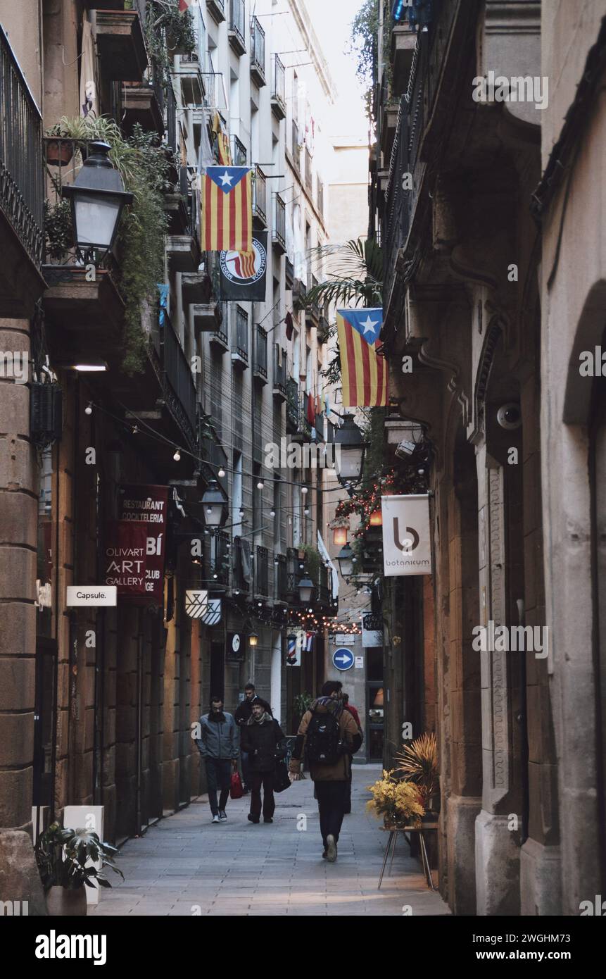 Enge und typische Straße des gotischen Viertels Barcelona in Katalonien, Spanien, am 16. Januar 2021 Stockfoto