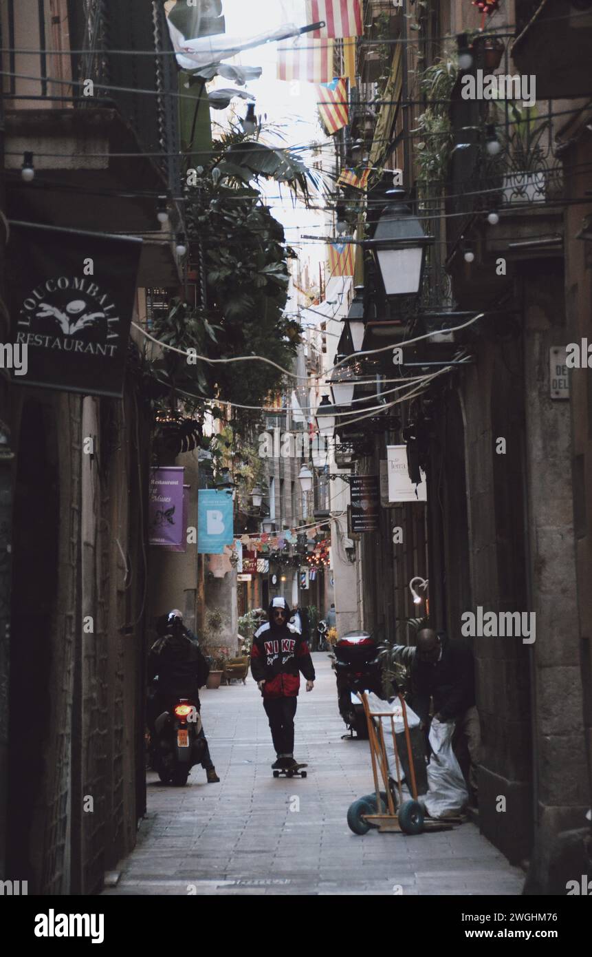 Enge und typische Straße des gotischen Viertels Barcelona in Katalonien, Spanien, am 16. Januar 2021 Stockfoto