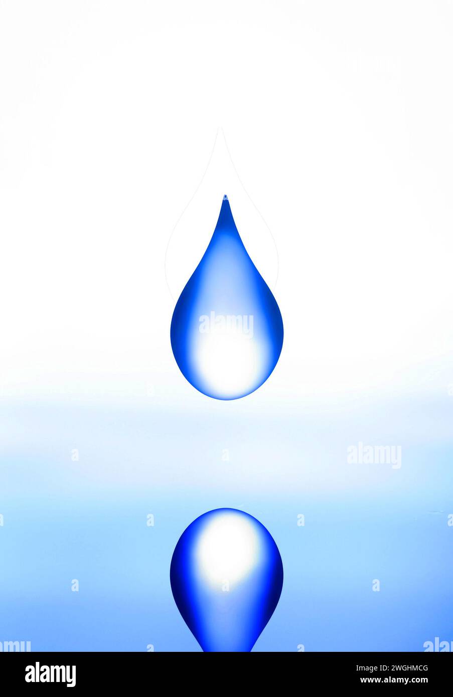 Perfekte Form eines herabfallenden Wassertropfens Stockfoto