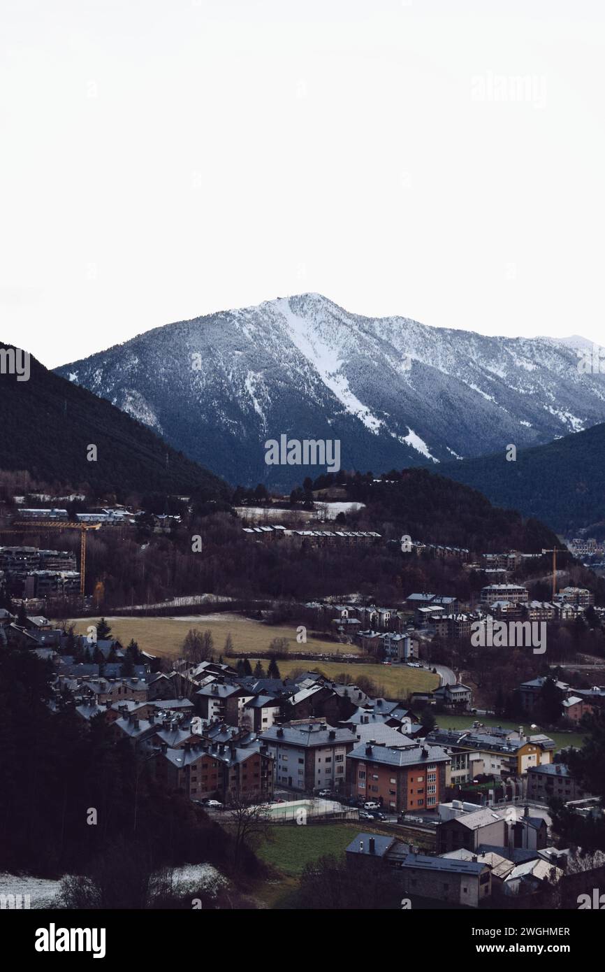 Panoramablick auf die Stadt Ordino in Andorra am 20. Dezember 2021 Stockfoto