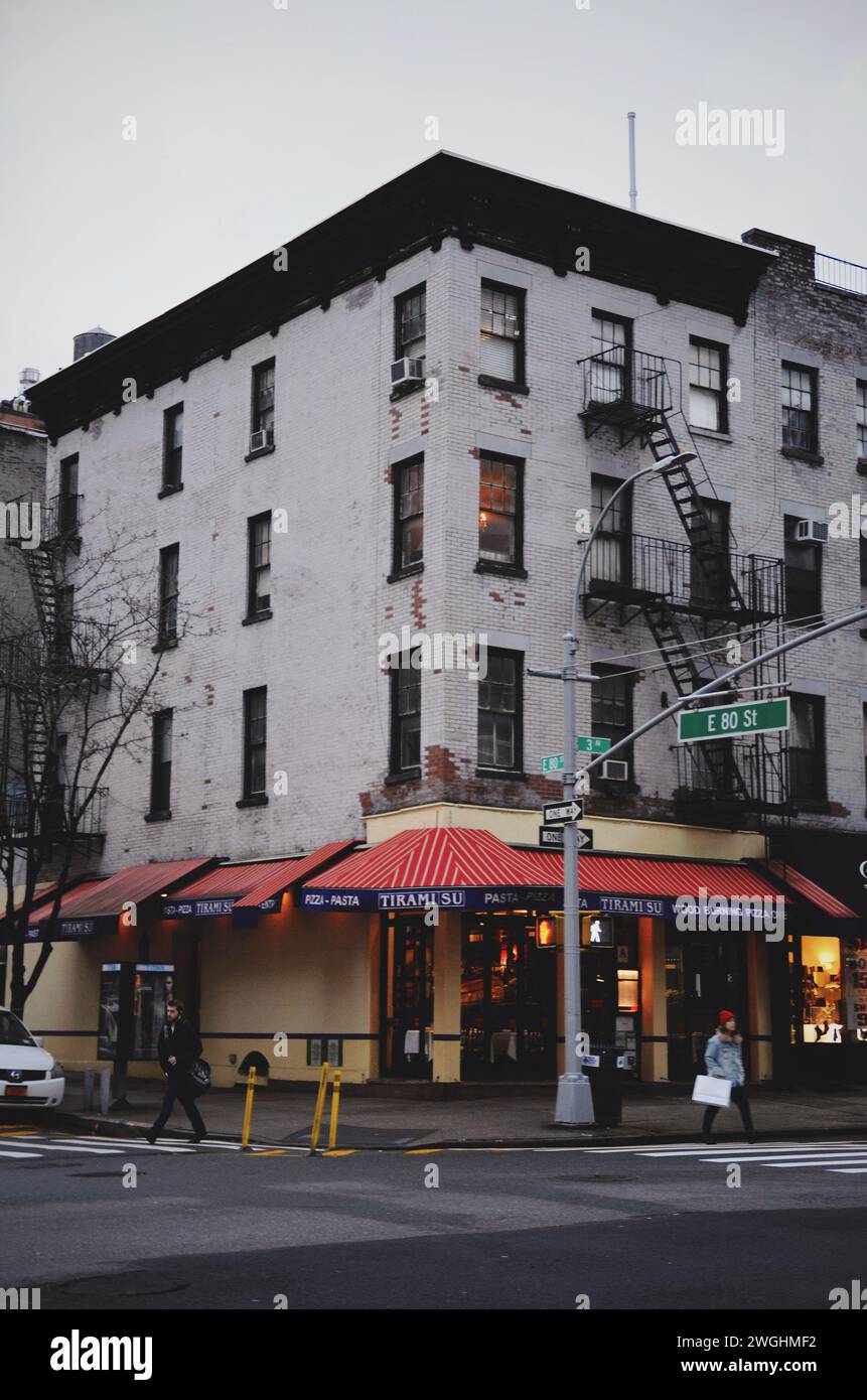 Restaurant im Eckgebäude in Manhattan in New York City, USA am 20. Februar 2020 Stockfoto