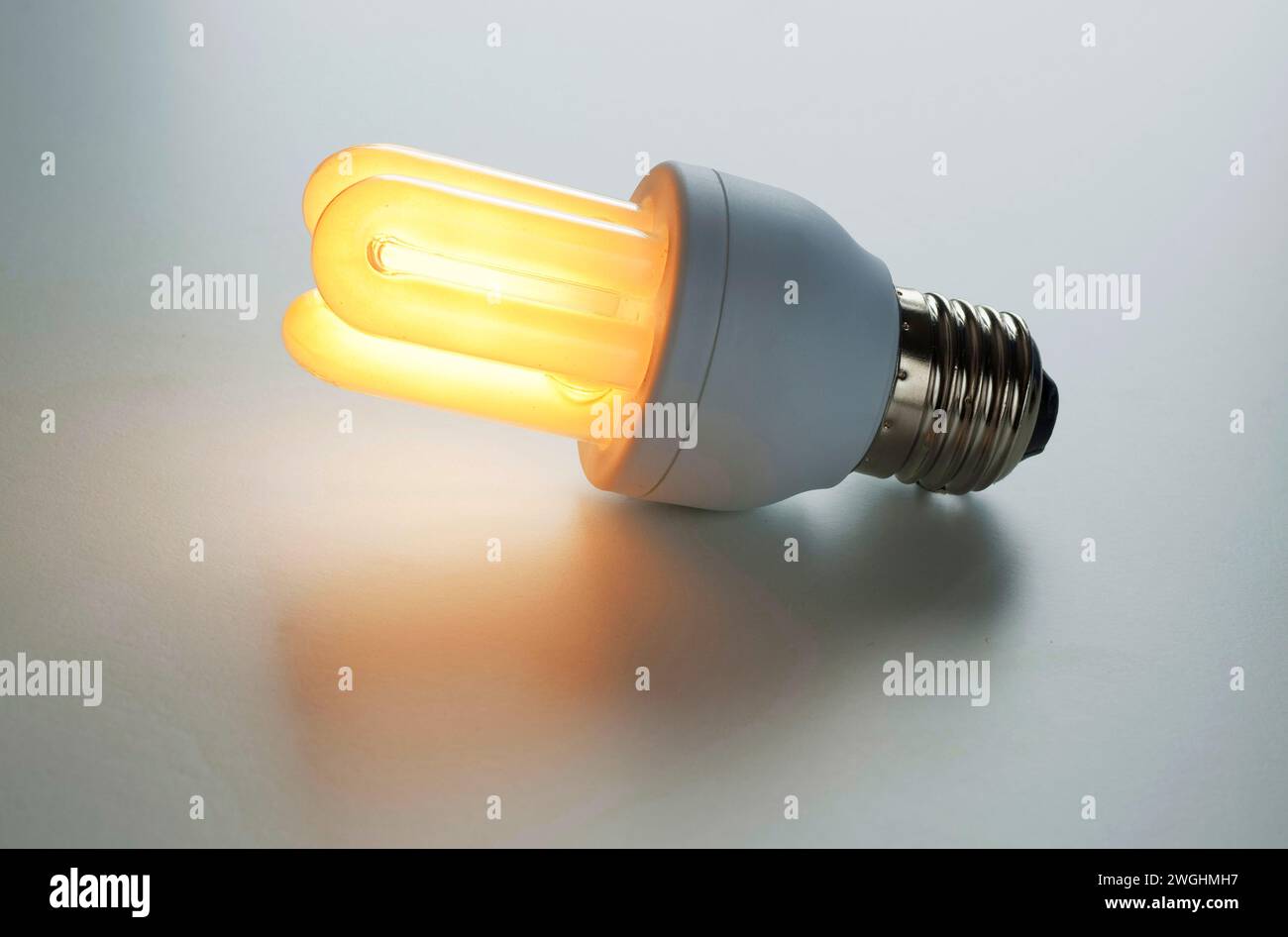 Warmes Licht einer leuchtenden Energiesparlampe Stockfoto