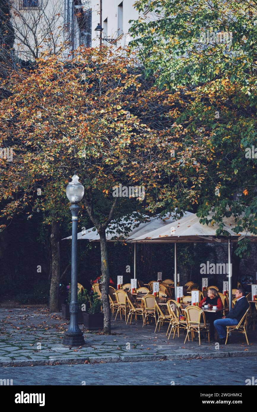 Am 9. Dezember 2023 ruhen sich die Menschen auf einer kleinen Terrasse im Zentrum von Girona in Katalonien aus Stockfoto
