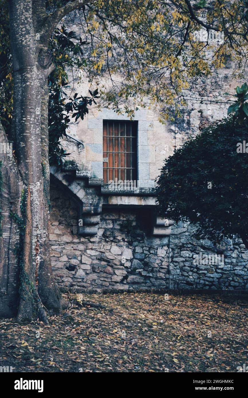 Kleine versteckte Tür in der Kathedrale Girona in Katalonien, Spanien, am 9. Dezember 2023 Stockfoto